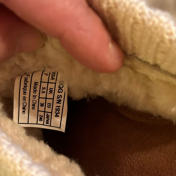 NWOT Women’s Ugg Clogs w Fur Lined Top tiny colored flakes show in sole.Gorgeous - Picture 2 of 6